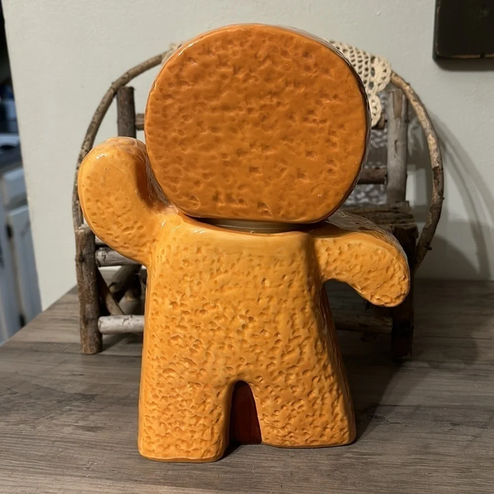 VINTAGE PRE OWNED GINGERBREAD MAN COOKIE JAR 9.5